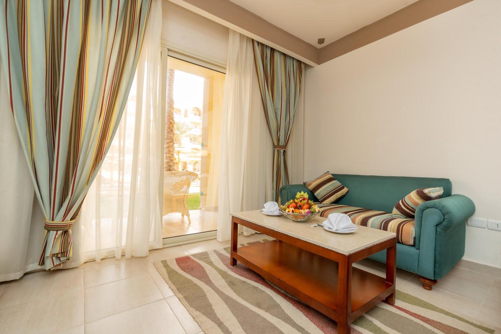 Chambre Double ou Lits Jumeaux - Vue sur Piscine
